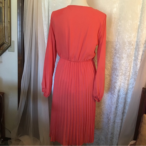 Pretty Garden Orange/salmon color V neck pleated dress Medium - Picture 3 of 9